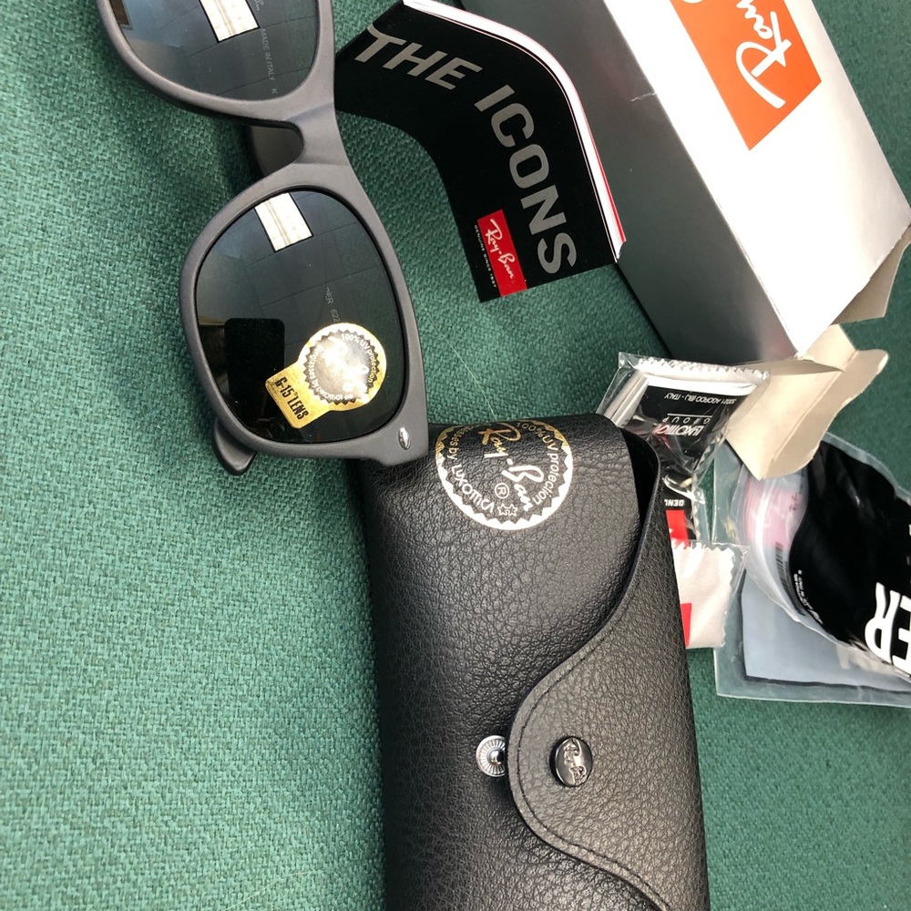 Ray ban wayfarer sunglasses. New in box